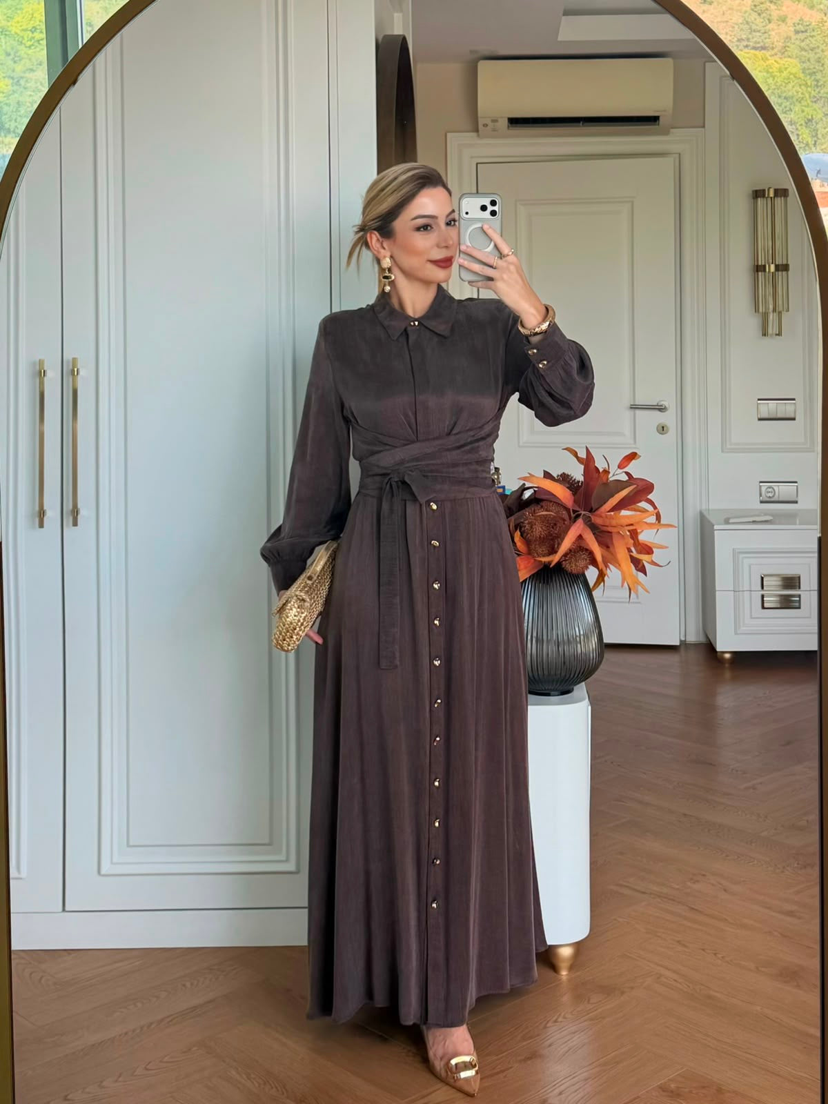 Robe longue ceinturée à boutons