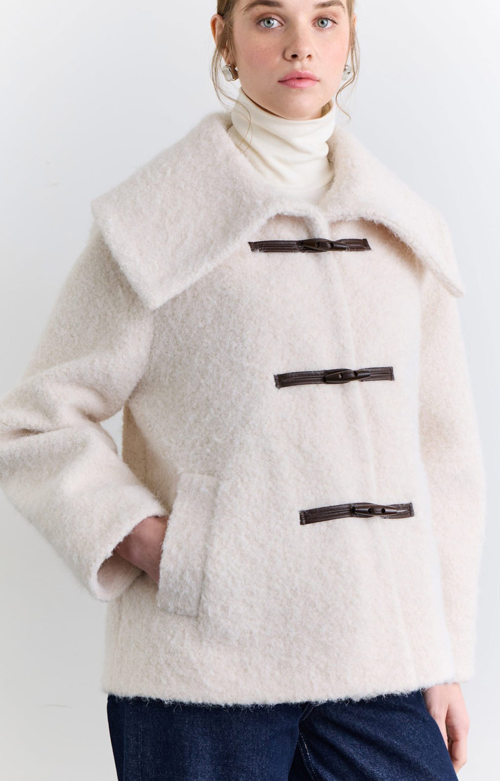 Manteau écru à col large boutonné