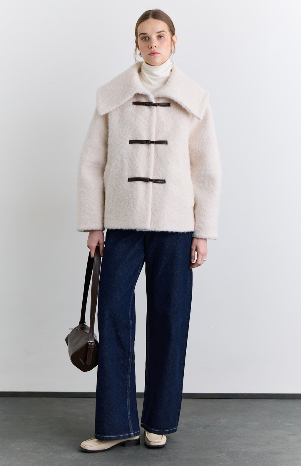 Manteau écru à col large boutonné