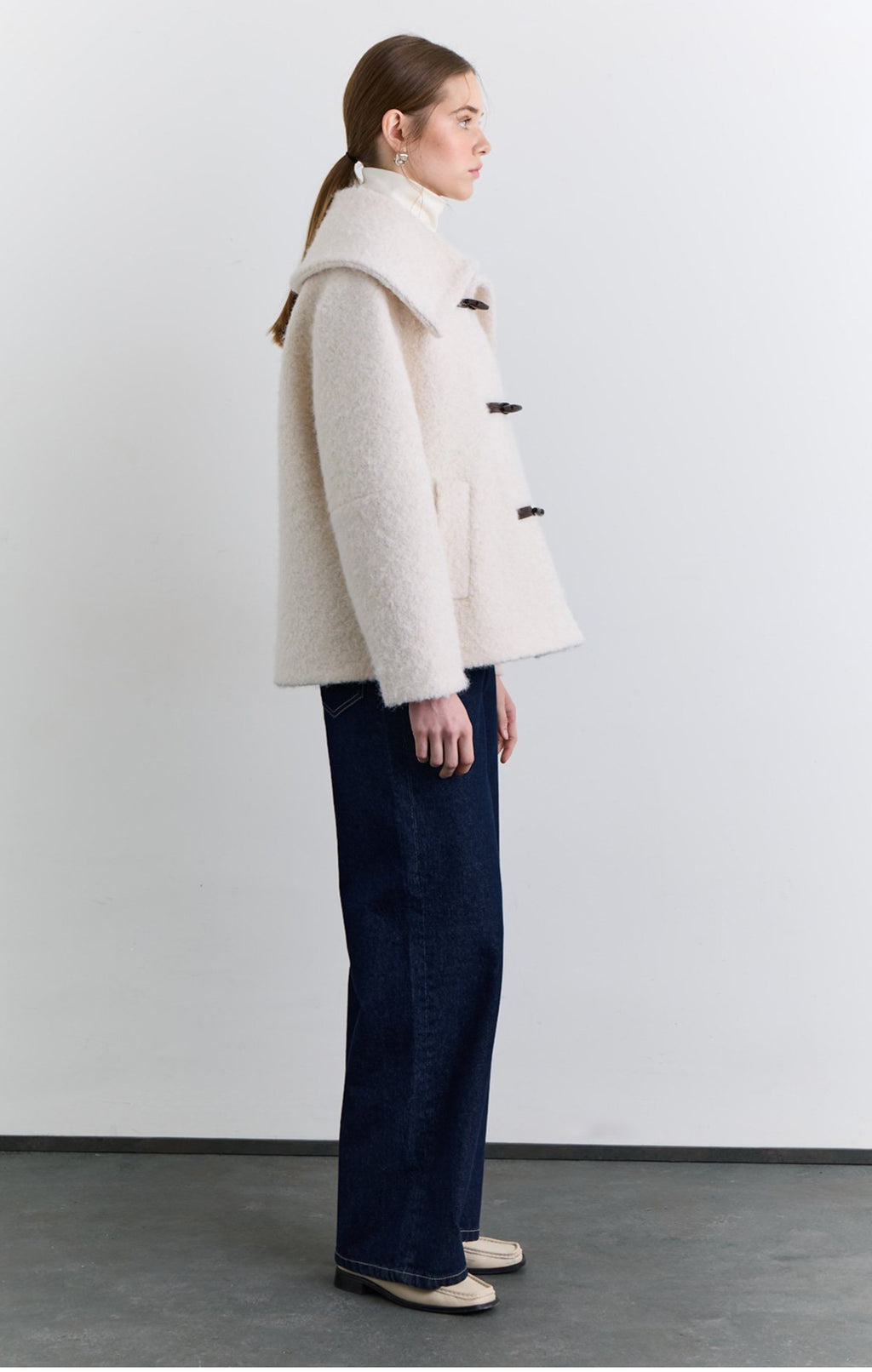 Manteau écru à col large boutonné