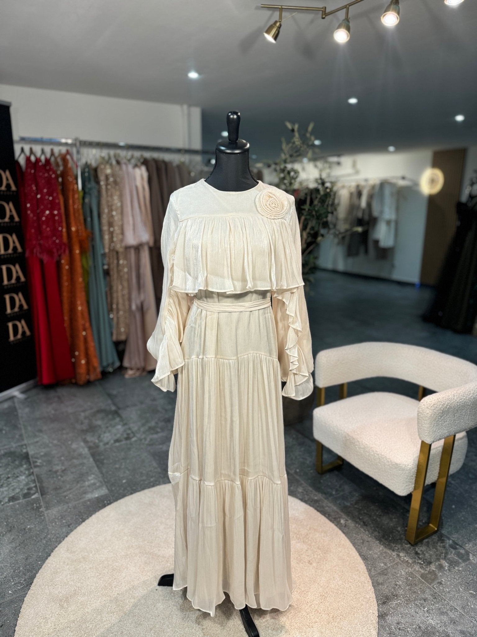 Robe fluide à volant – robe élégante | DA DRESSES