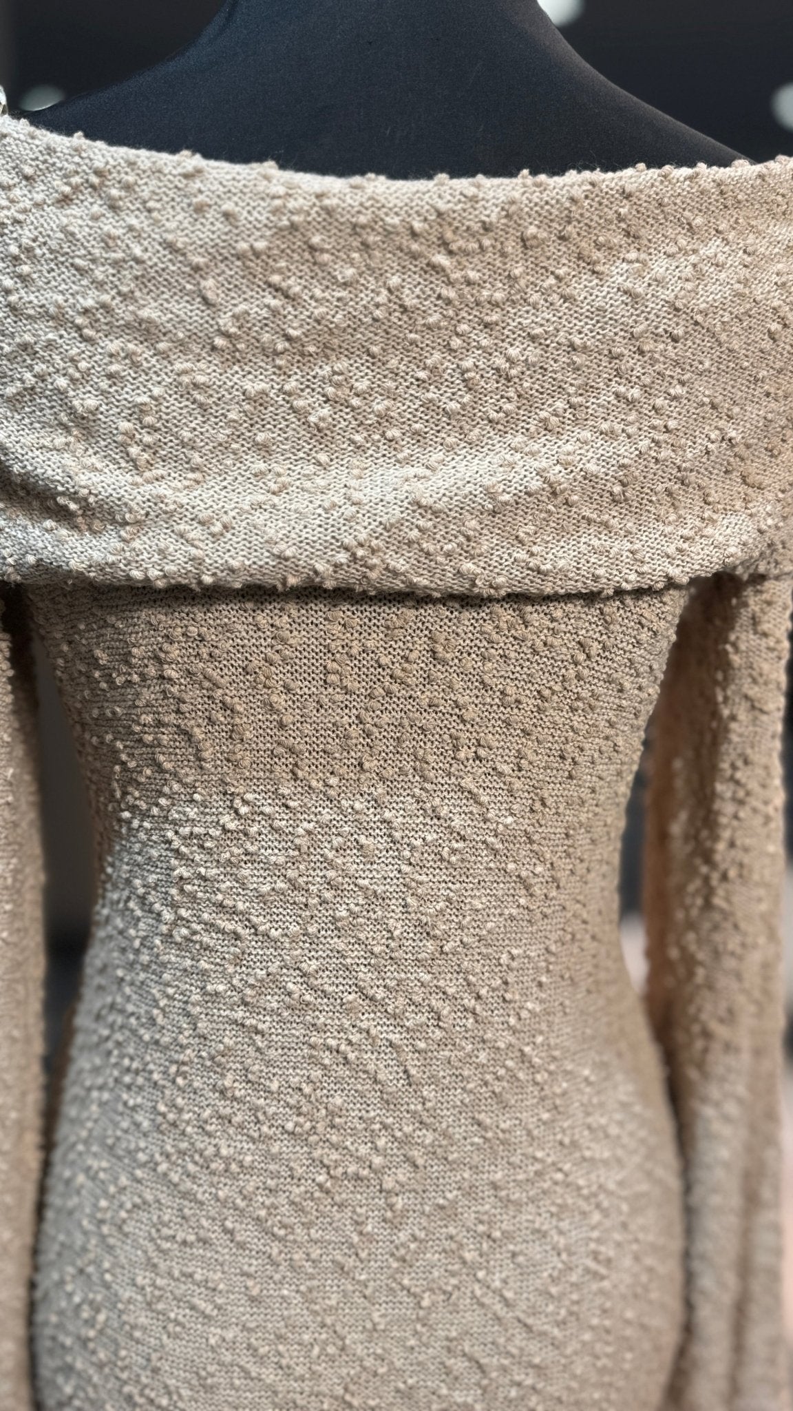 Robe longue texturé épaule dénudée – robe élégante | DA DRESSES