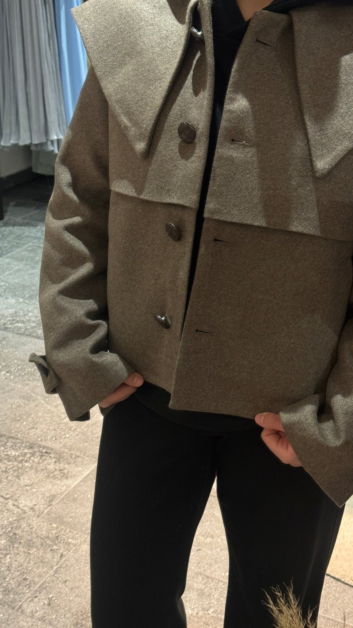 Veste courte à col cape – robe élégante | DA DRESSES